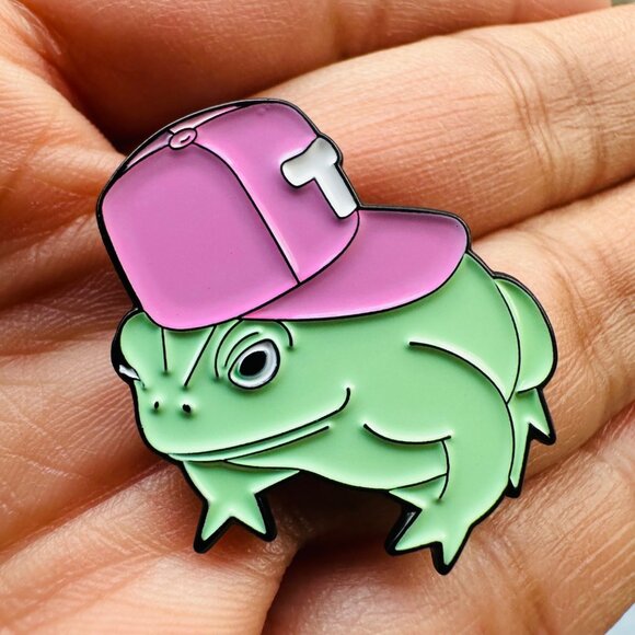 ☀️Frog With Hat Green Frogo Cool Toad Baseball Cap Metal Pin Badge Brooch Enamel - Picture 5 of 6
